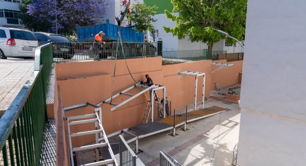 Estepona instala una pasarela para mejorar la movilidad y la accesibilidad entre las barriadas Blas Infante y Picasso