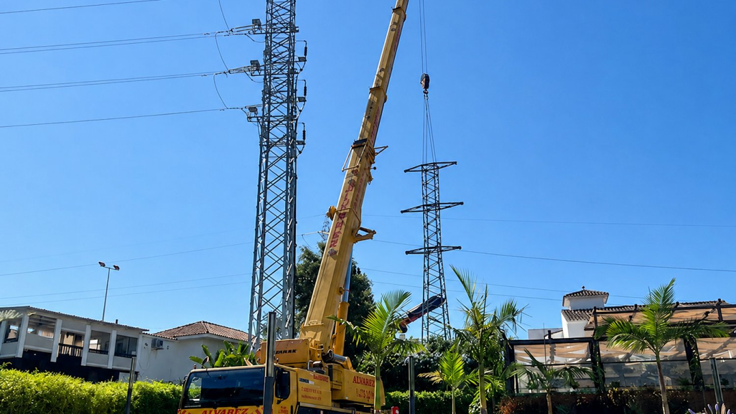 El Ayuntamiento de Marbella retira seis torres de alta tensión y sotierra dos kilómetros de cableado en Nueva Andalucía