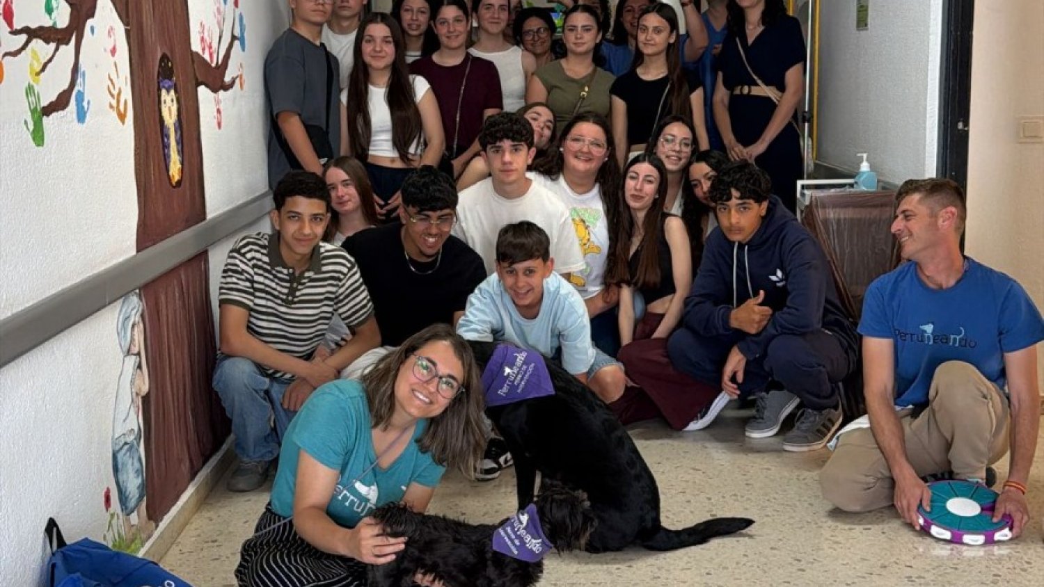 El Hospital La Axarquía obtiene juguetes y libros gracias a una iniciativa del IES Alta Axarquía