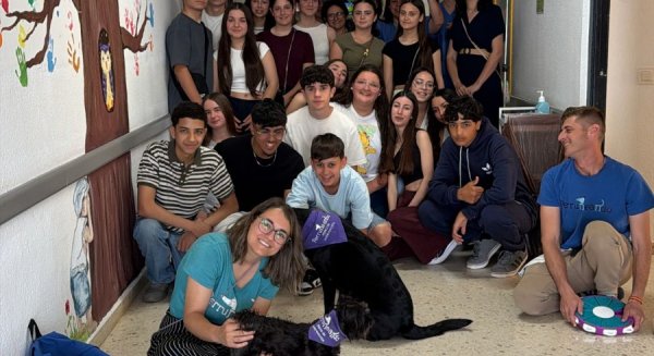 El Hospital La Axarquía obtiene juguetes y libros gracias a una iniciativa del IES Alta Axarquía
