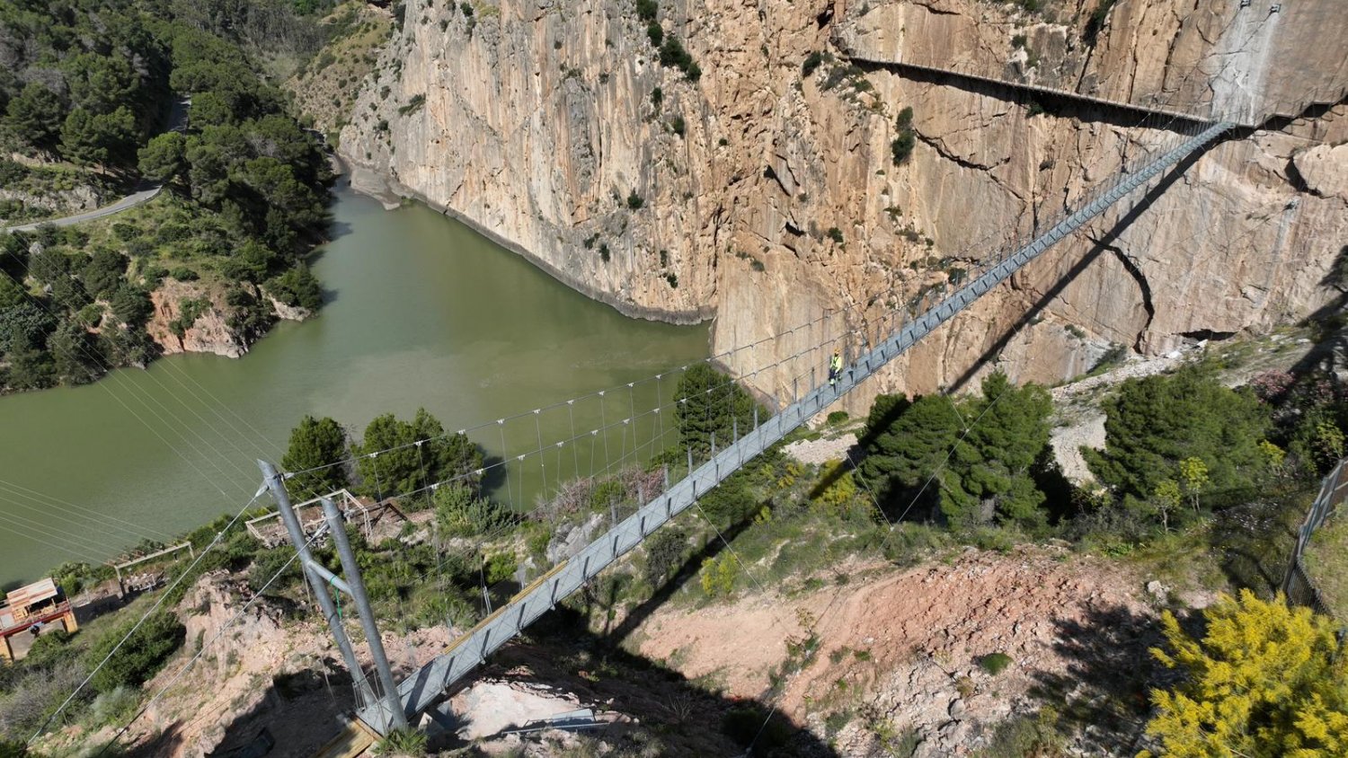 El nuevo puente colgante del Caminito del Rey, de 110 metros de largo, abre al público el 10 de junio