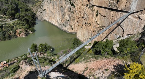 El nuevo puente colgante del Caminito del Rey, de 110 metros de largo, abre al público el 10 de junio