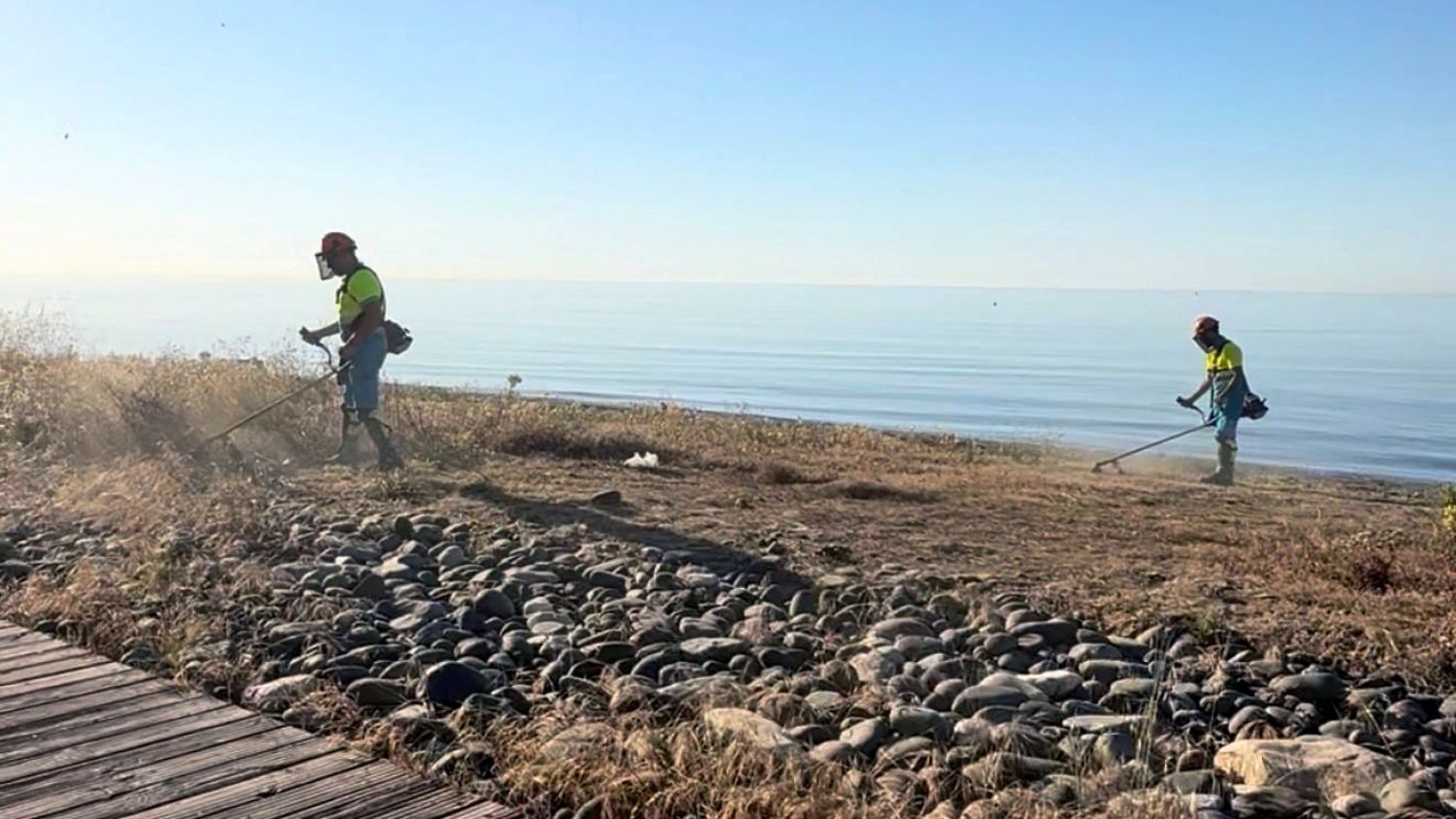 El Ayuntamiento de Estepona realiza una campaña de desbroce y limpieza en los más de treinta tramos de corredor litoral