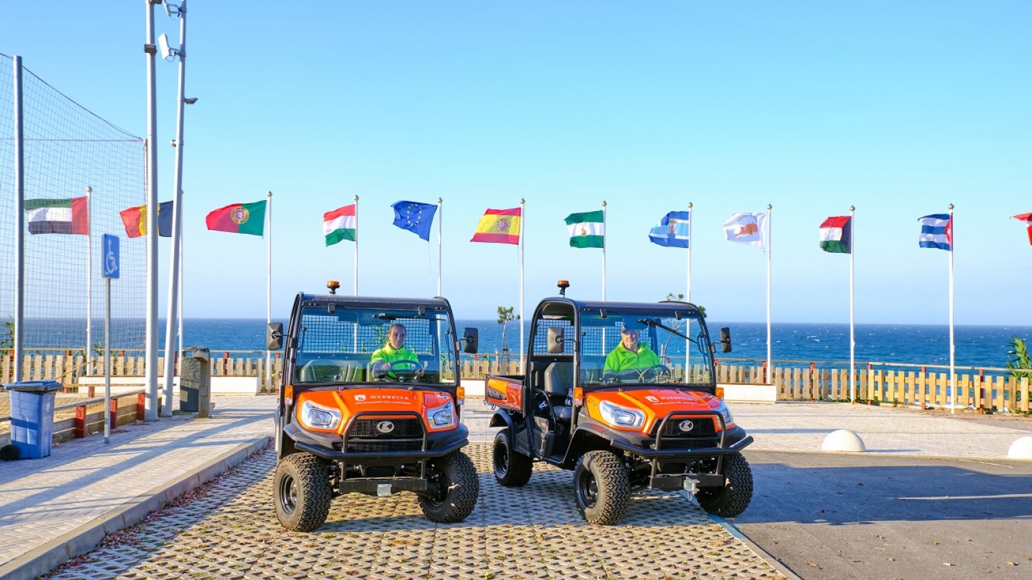 Marbella refuerza la limpieza del Paseo Marítimo con la incorporación de dos nuevos vehículos multiservicio