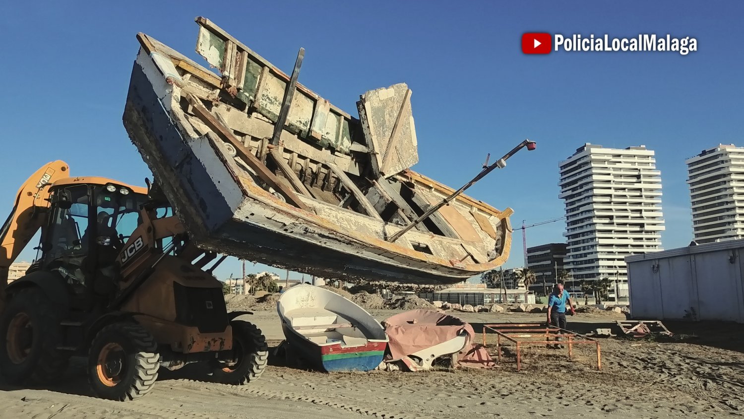 Retiradas diez embarcaciones y otros residuos del varadero de Sacaba Beach por riesgo e insalubridad