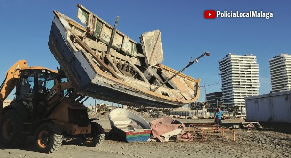 Retiradas diez embarcaciones y otros residuos del varadero de Sacaba Beach por riesgo e insalubridad