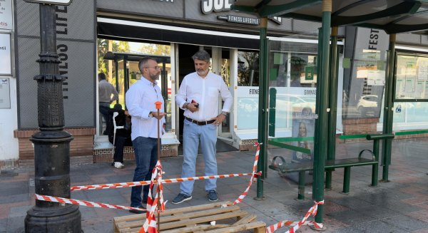 El PSOE de Mijas critica el 'lamentable estado' de las paradas de autobuses 