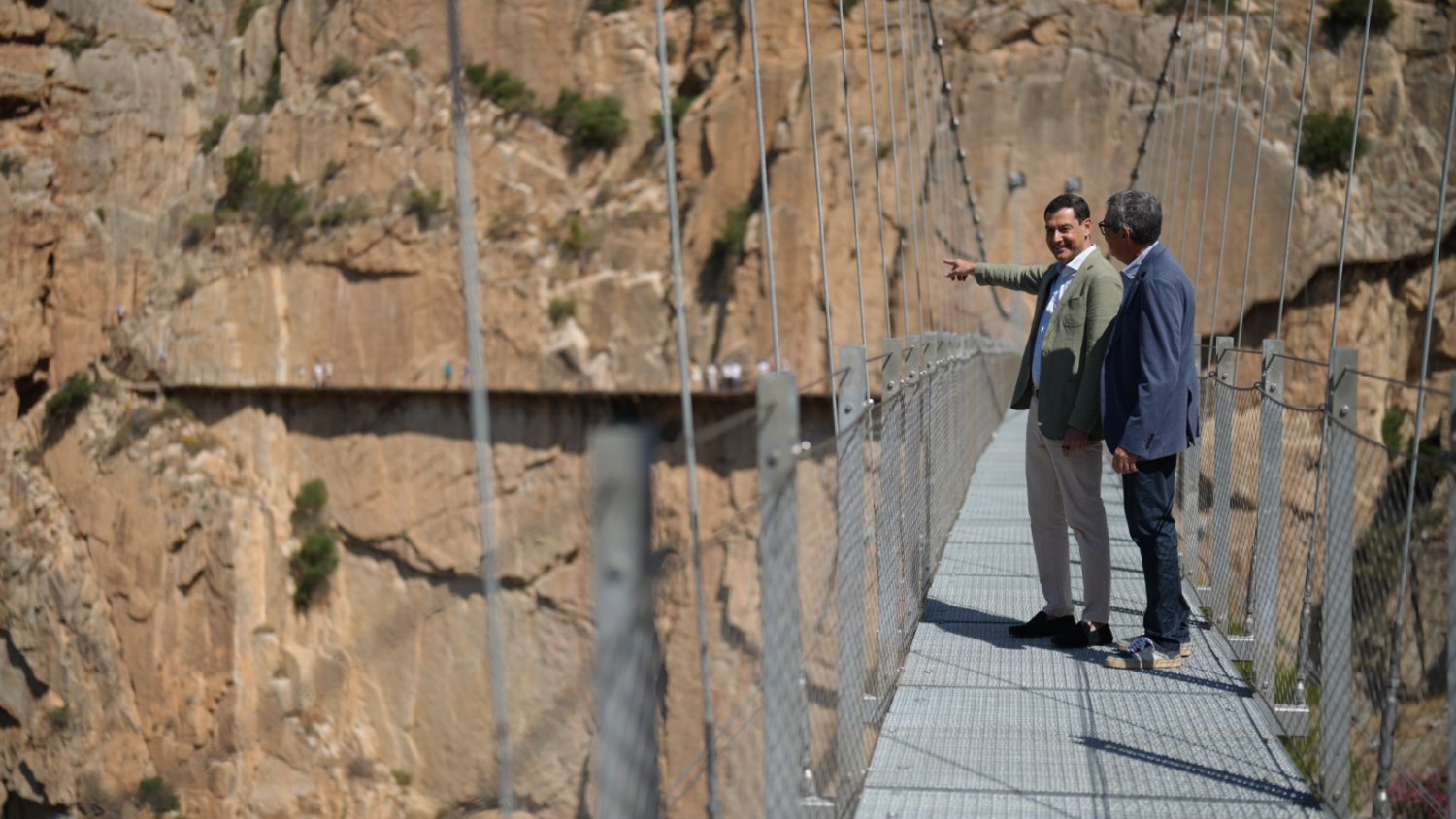 Juanma Moreno destaca el Caminito del Rey como motor del turismo sostenible