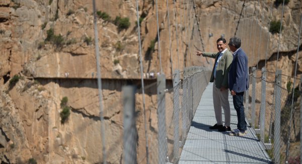 Juanma Moreno destaca el Caminito del Rey como motor del turismo sostenible