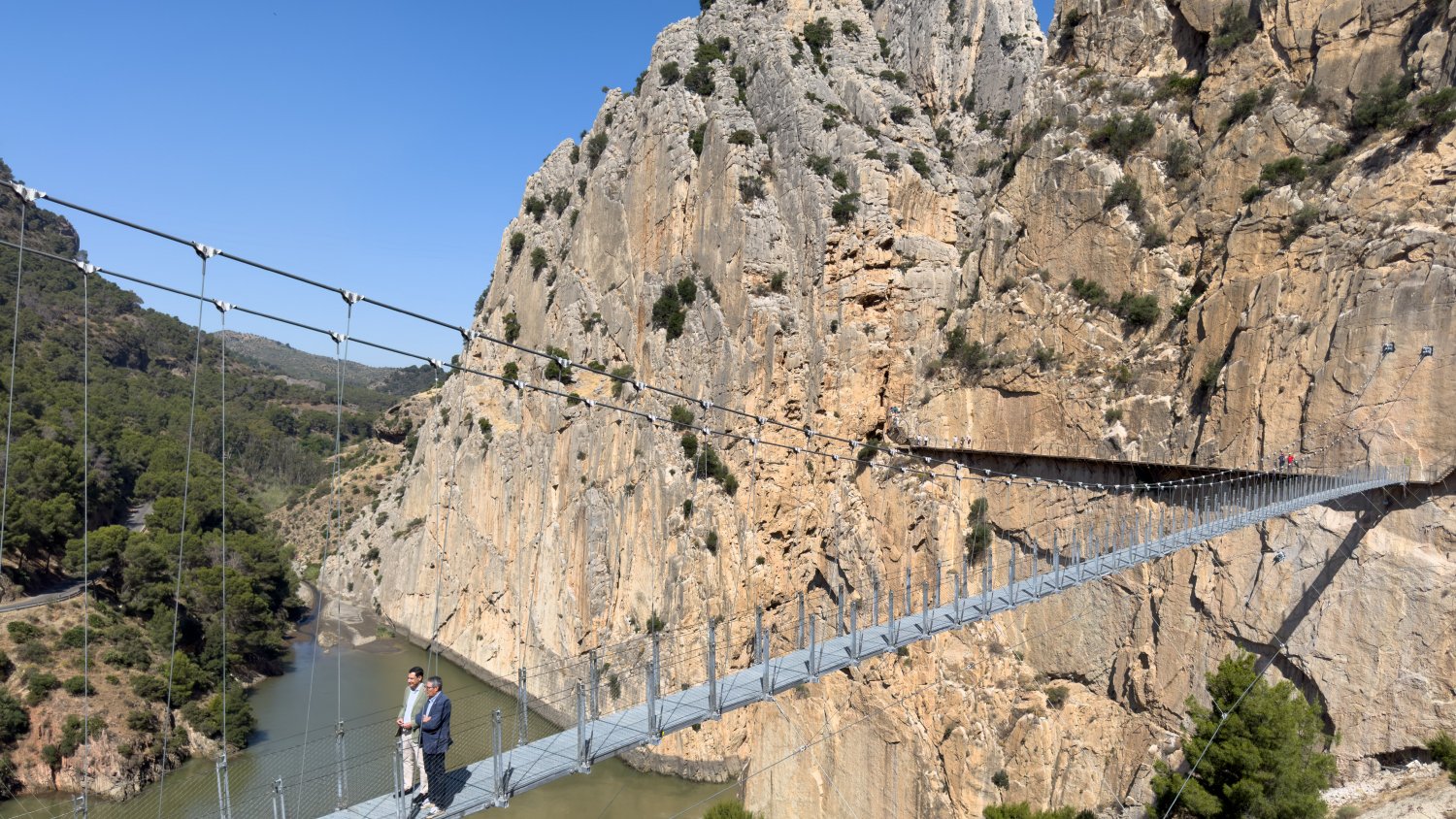 El Caminito del Rey aumenta su espectacularidad con el nuevo puente colgante de 110 metros