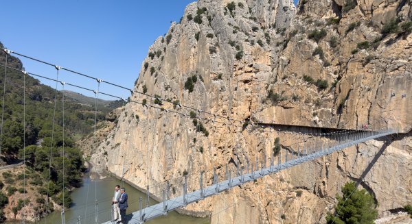 El Caminito del Rey aumenta su espectacularidad con el nuevo puente colgante de 110 metros