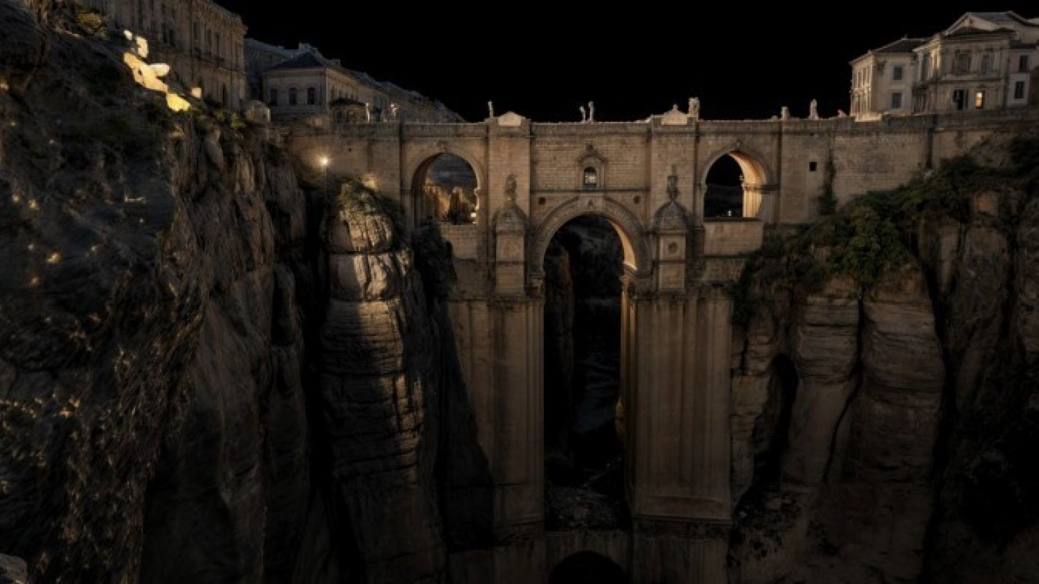 Ronda precisa el proyecto de iluminación ornamental del Puente Nuevo