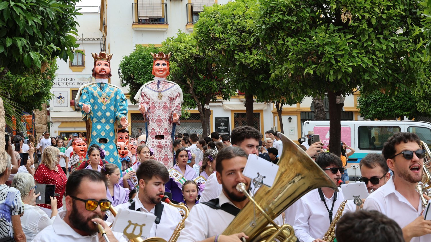 El Pendón de Marbella se exhibe en la delegación de Fiestas en la víspera del Día del Patrón, San Bernabé