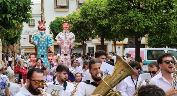 El Pendón de Marbella se exhibe en la delegación de Fiestas en la víspera del Día del Patrón, San Bernabé