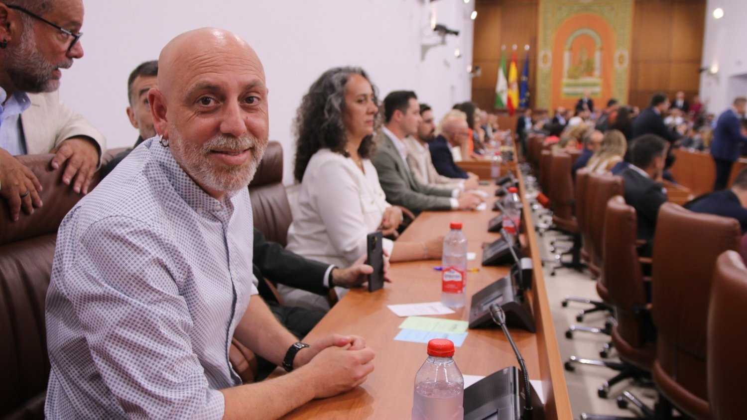 Ernesto Alba jura con un alegato en defensa del derecho a la vivienda y se pone al servicio “de la juventud que no se resigna”
