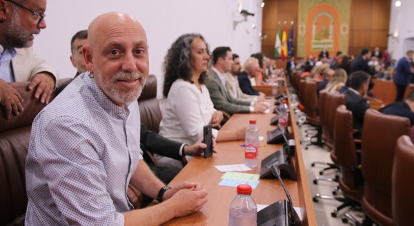 Ernesto Alba jura con un alegato en defensa del derecho a la vivienda y se pone al servicio “de la juventud que no se resigna”