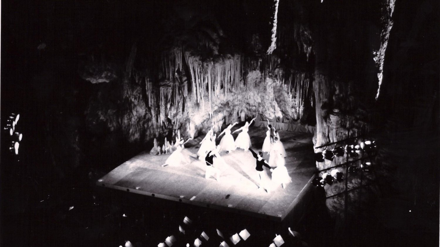 Se cumplen 66 años de la inauguración de la Cueva de Nerja y su festival, cuya 64ª edición se celebrará este verano