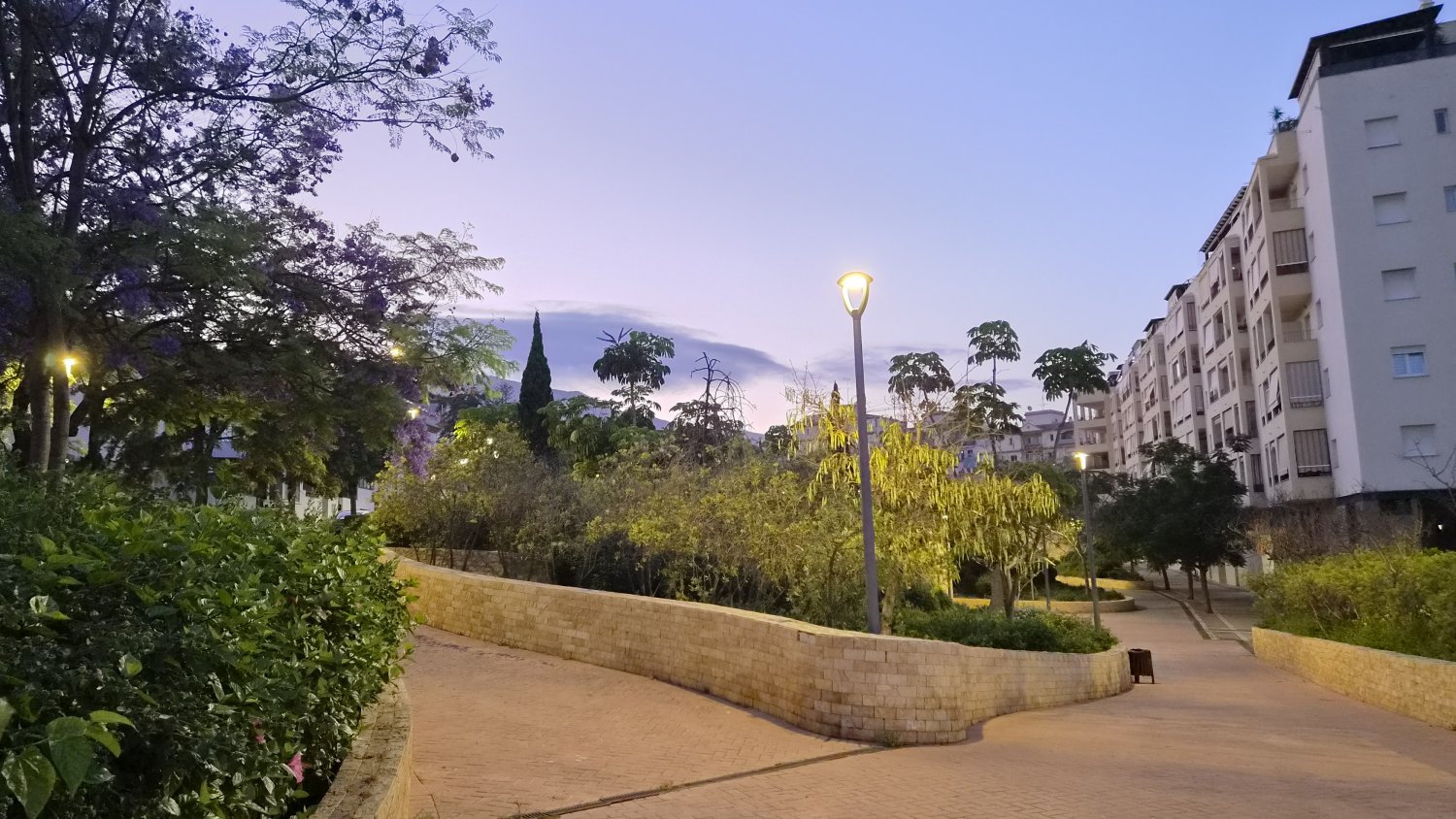 El Ayuntamiento de Estepona reemplaza el alumbrado de seis parques y ahorrará 27.000 euros anuales 