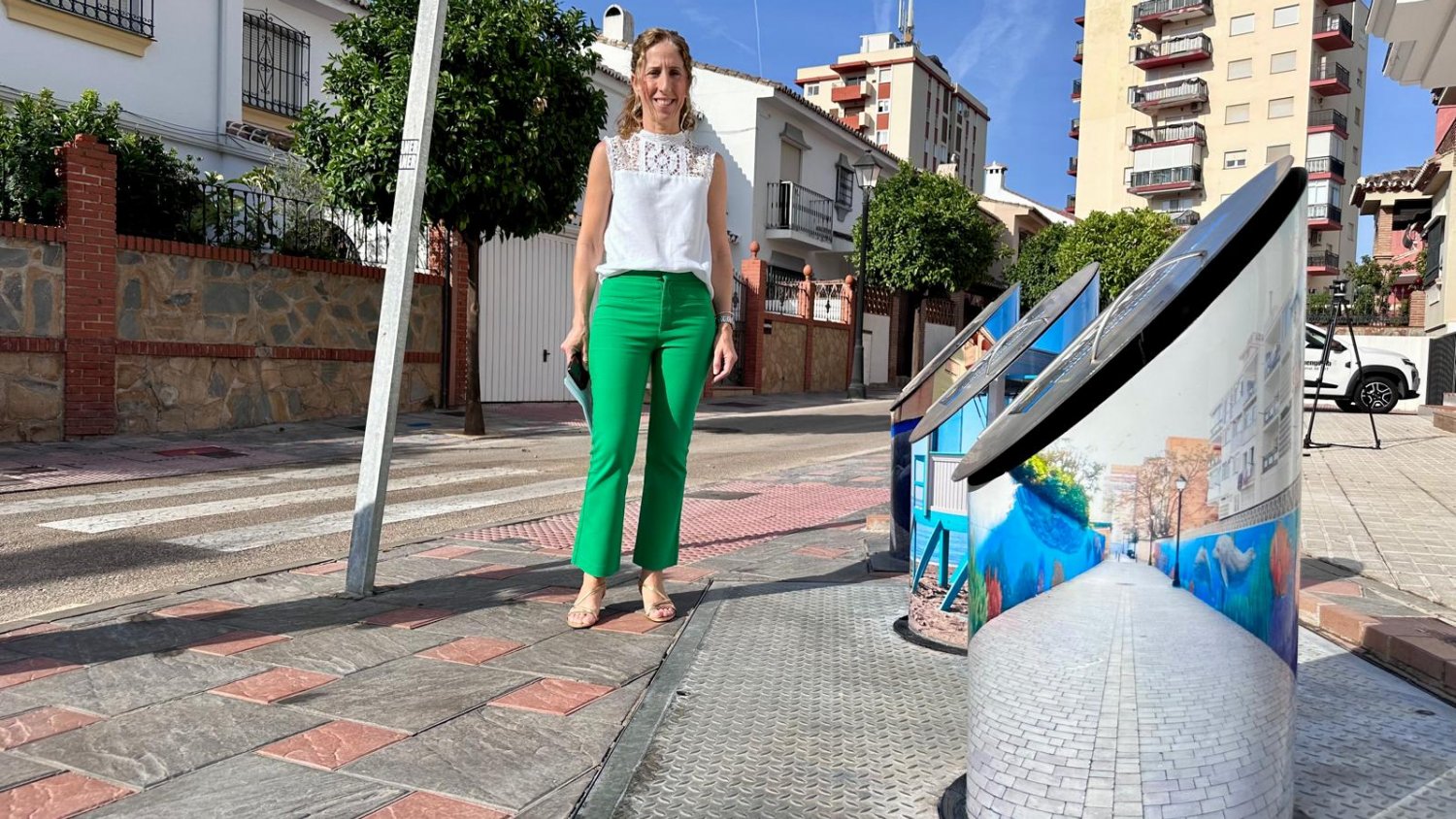 El Ayuntamiento de Fuengirola sigue embelleciendo con imágenes de la ciudad los contenedores soterrados