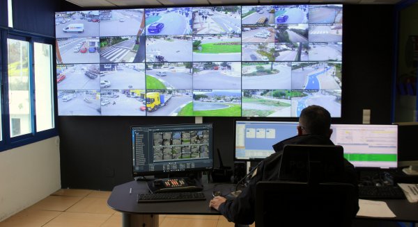 Estepona reforzará el sistema de control de tráfico con nuevas cámaras inteligentes para mejorar la movilidad urbana 