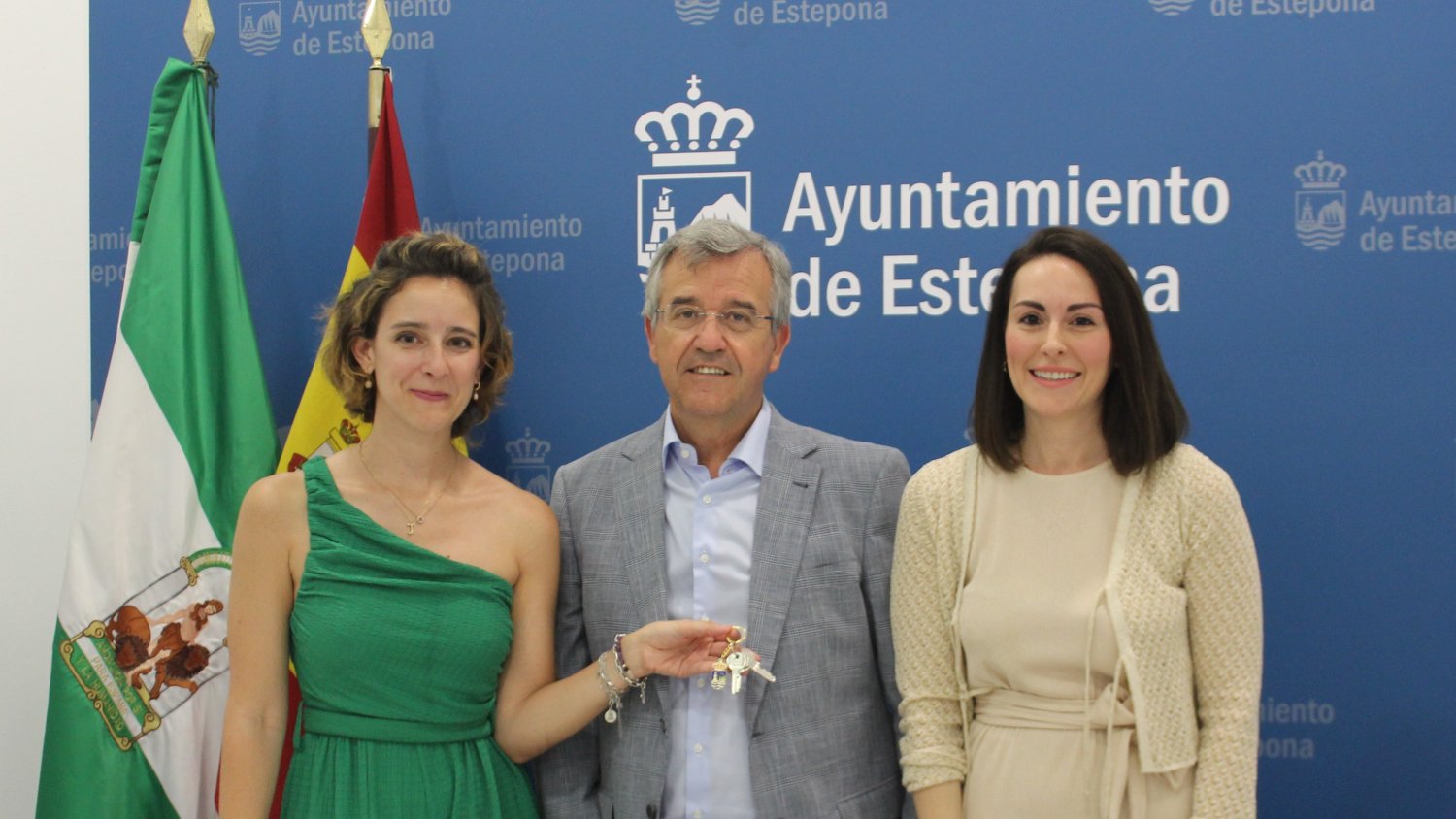 El Ayuntamiento cede un espacio para una sede de la Asociación Española Contra el Cáncer en Estepona
