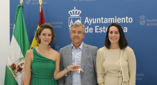 El Ayuntamiento cede un espacio para una sede de la Asociación Española Contra el Cáncer en Estepona