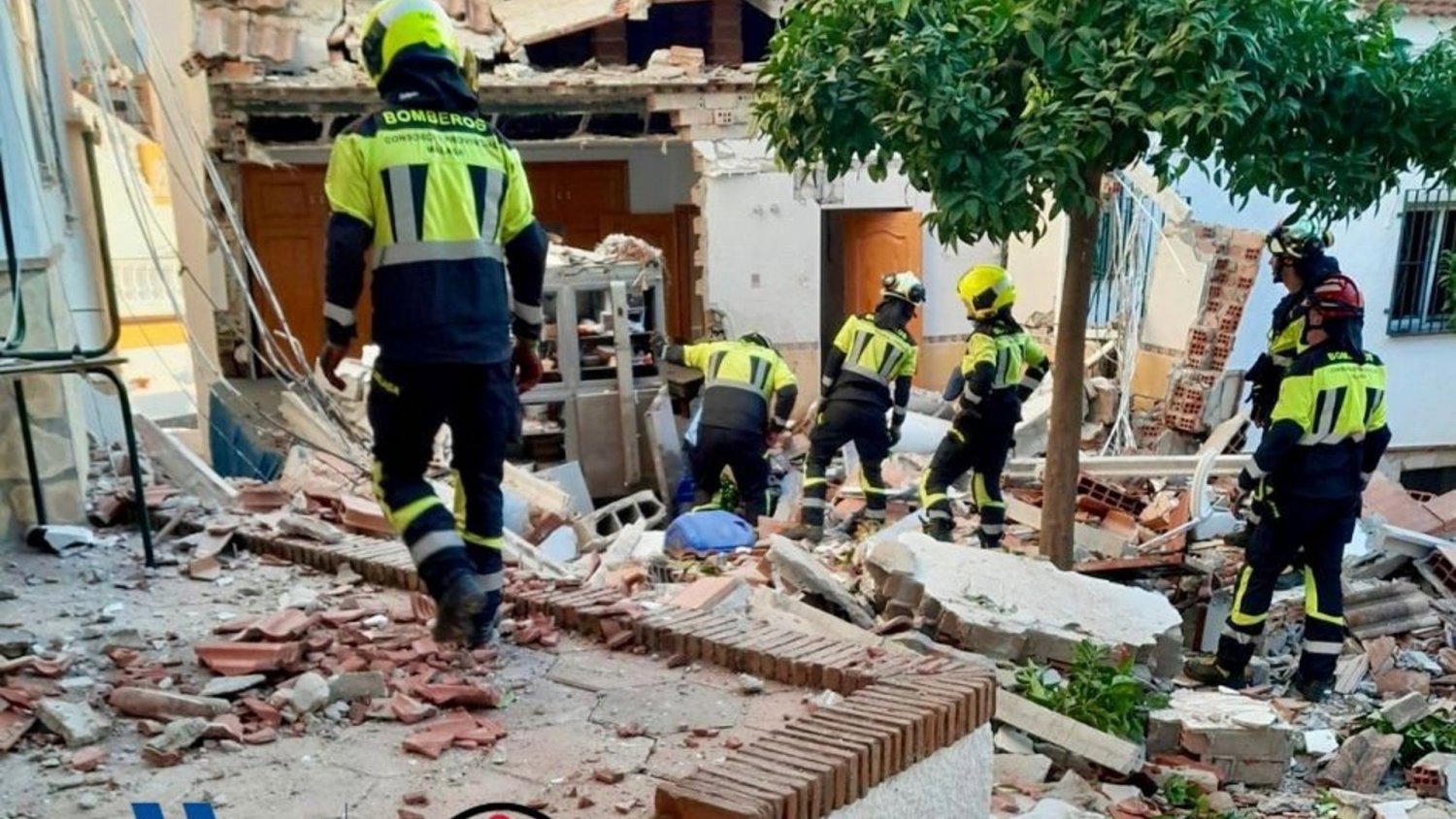 Ocho heridos y una planta derrumbada tras la explosión de una bombona en un restaurante de Sayalonga