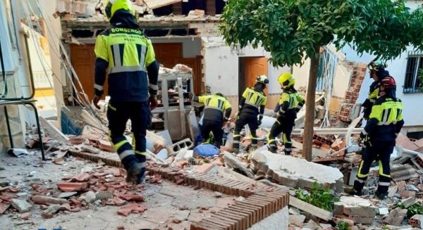 Ocho heridos y una planta derrumbada tras la explosión de una bombona en un restaurante de Sayalonga