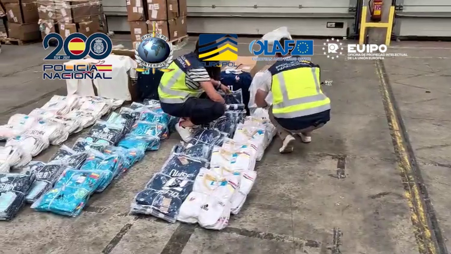 La Policía incauta más de 16 toneladas de equipaciones falsas que iban a venderse durante el Mundial de 2026