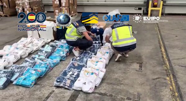 La Policía incauta más de 16 toneladas de equipaciones falsas que iban a venderse durante el Mundial de 2026