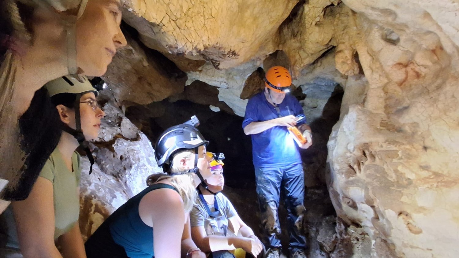 Investigadores de cinco países analizan restos de uranio y ADN en el arte rupestre de Rincón de la Victoria