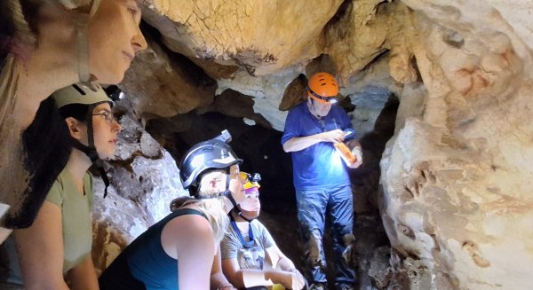 Investigadores de cinco países analizan restos de uranio y ADN en el arte rupestre de Rincón de la Victoria