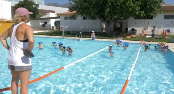 El Ayuntamiento de Estepona abre este sábado la piscina municipal del polideportivo Santo Tomás de Aquino