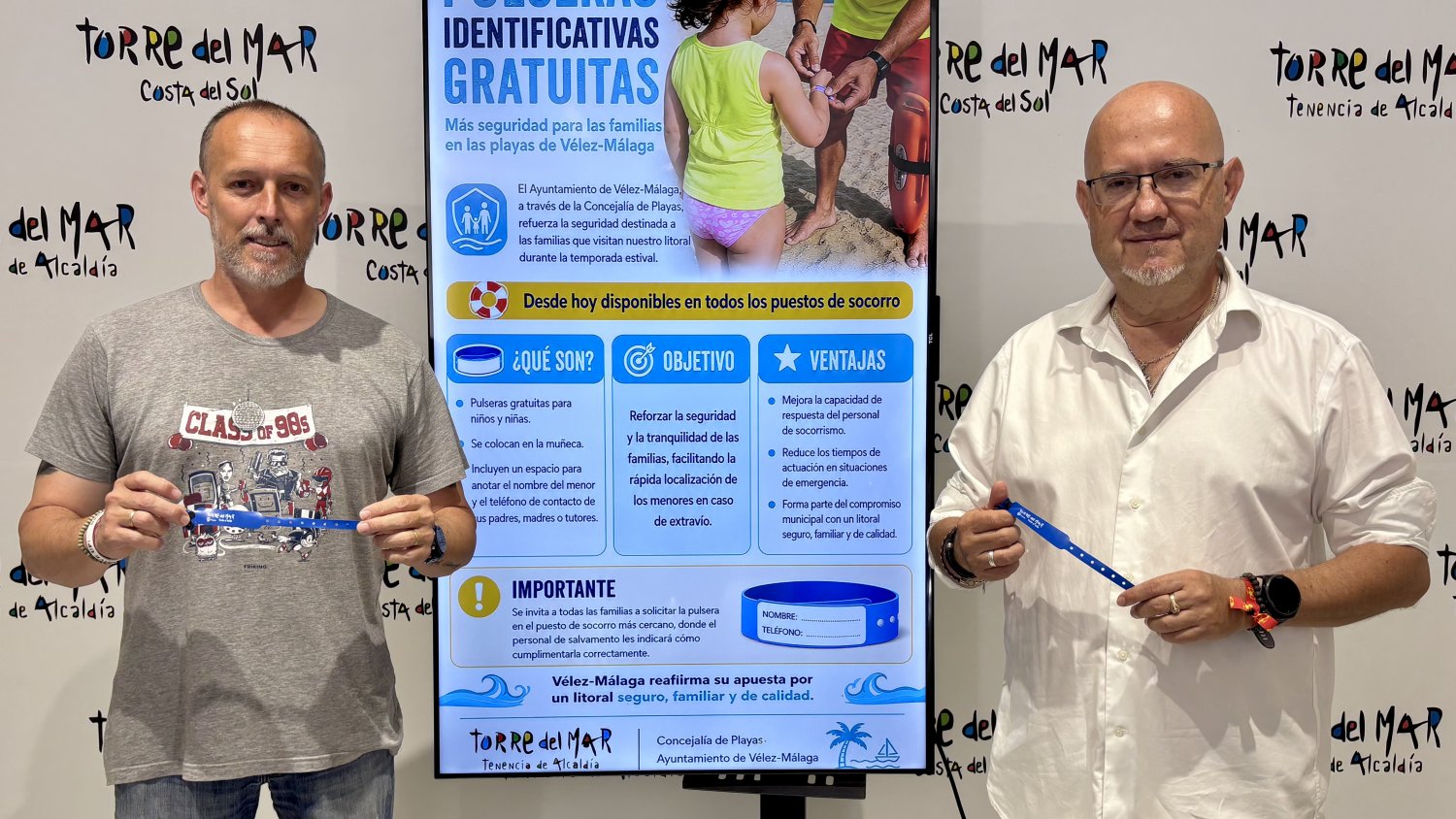 Vélez-Málaga incrementa el equipamiento de seguridad en playas con pulseras identificativas para los más pequeños
