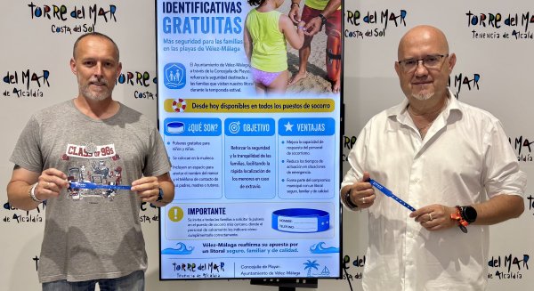 Vélez-Málaga incrementa el equipamiento de seguridad en playas con pulseras identificativas para los más pequeños