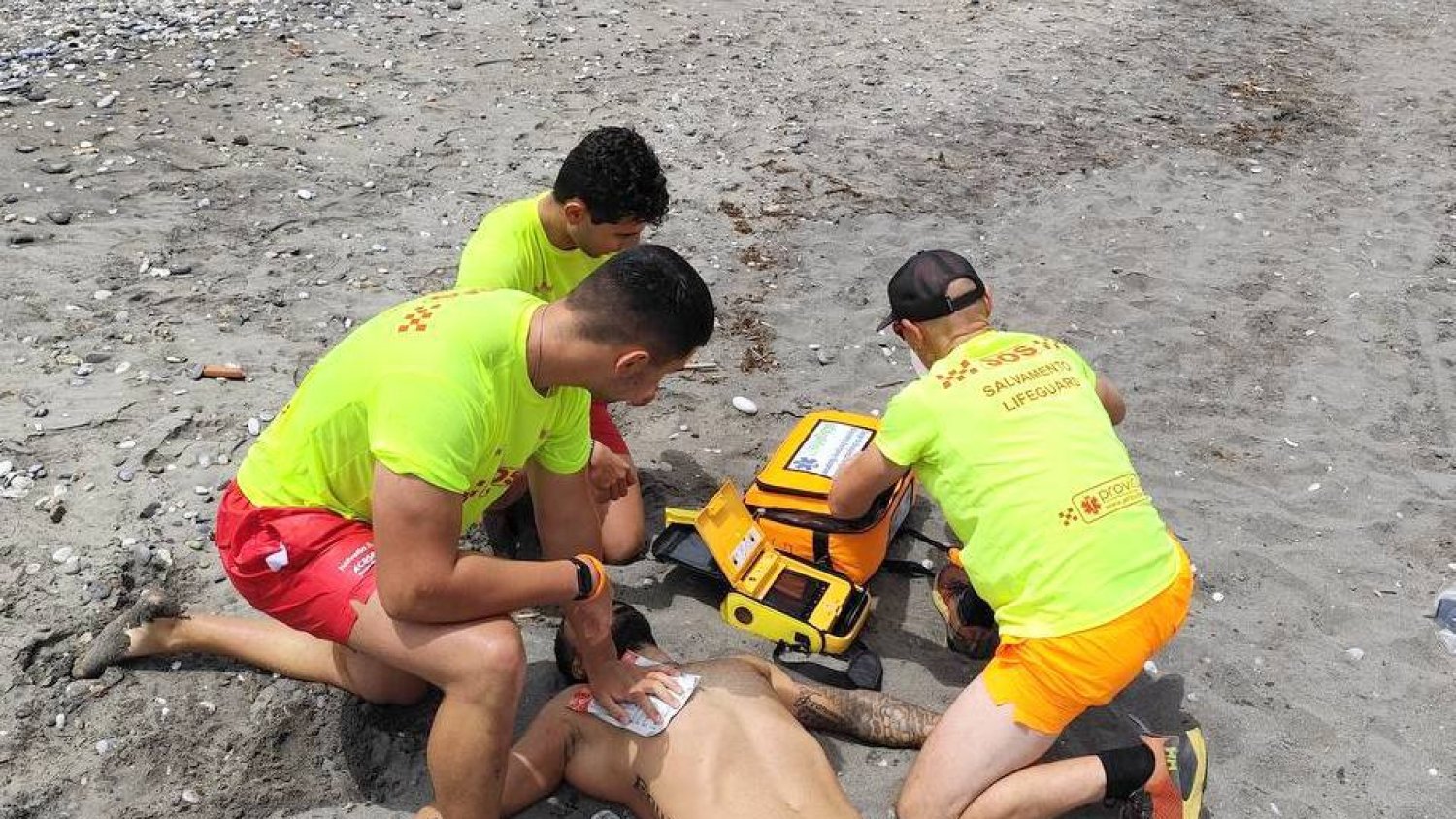 Las playas de Torrox verifican su dispositivo de seguridad con tres simulacros simultáneos de rescate por tierra, mar y aire