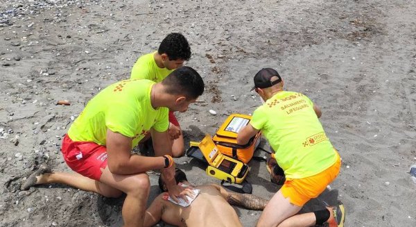 Las playas de Torrox verifican su dispositivo de seguridad con tres simulacros simultáneos de rescate por tierra, mar y aire