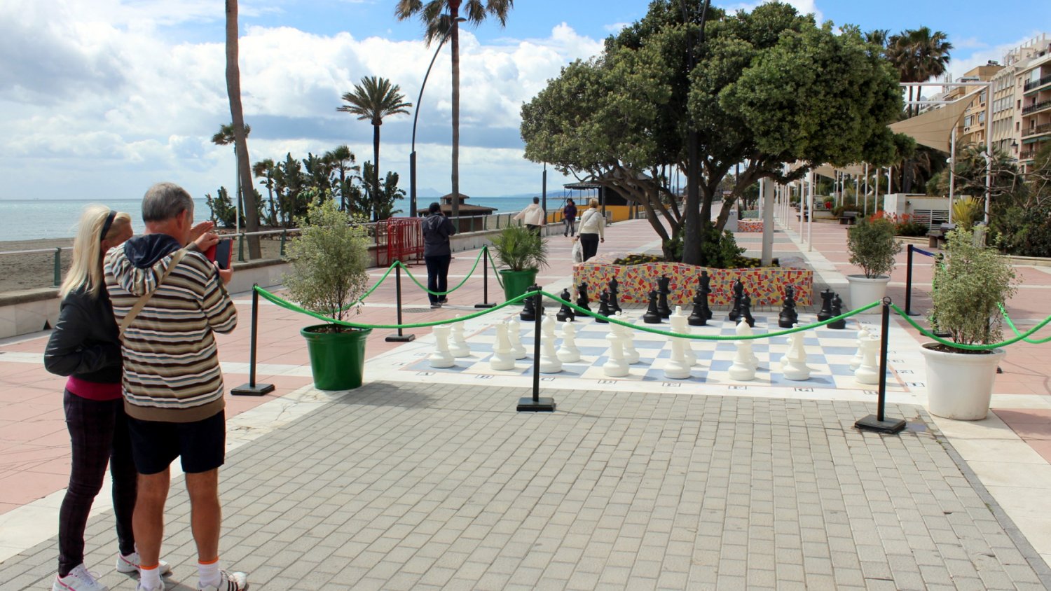 El Ayuntamiento de Estepona organizará partidas de ajedrez en los tableros gigantes del Paseo Marítimo durante el verano 