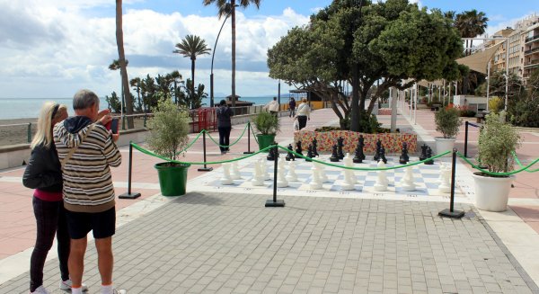 El Ayuntamiento de Estepona organizará partidas de ajedrez en los tableros gigantes del Paseo Marítimo durante el verano 