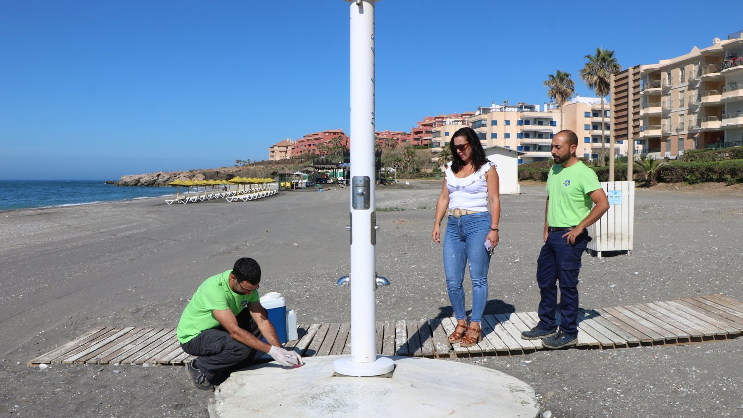 Torrox reanuda sus controles sanitarios para garantizar la salubridad de las duchas en sus playas
