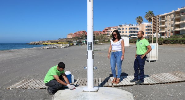 Torrox reanuda sus controles sanitarios para garantizar la salubridad de las duchas en sus playas