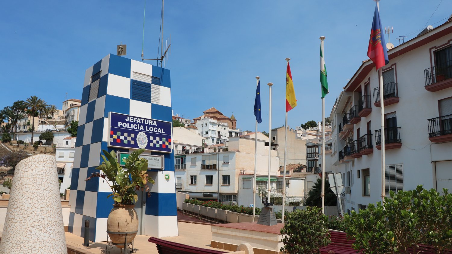 La Policía Local de Torrox rescata a una mujer de 73 años de un incendio en su vivienda