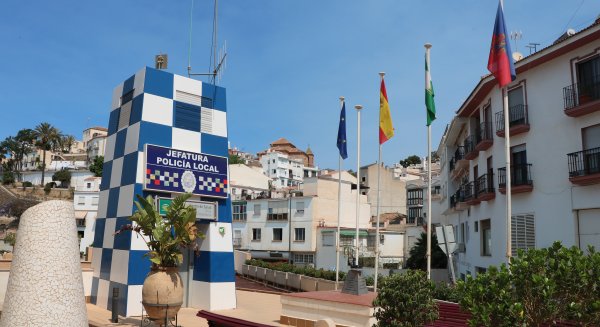 La Policía Local de Torrox rescata a una mujer de 73 años de un incendio en su vivienda