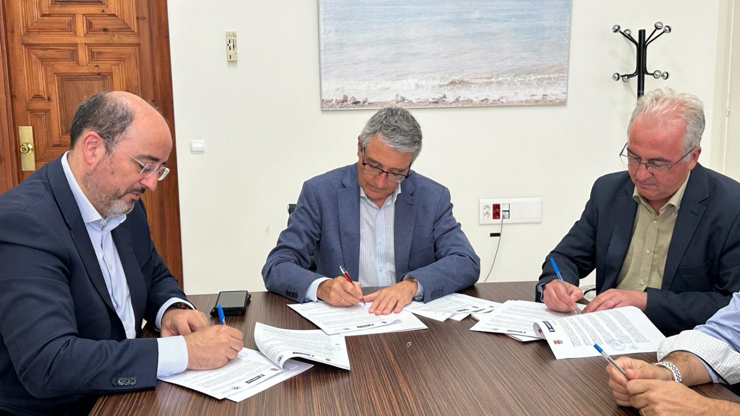 Ayuntamiento, Hidralia y UMA acuerdan recuperar la cymodocea nodosa en Rincón de la Victoria
