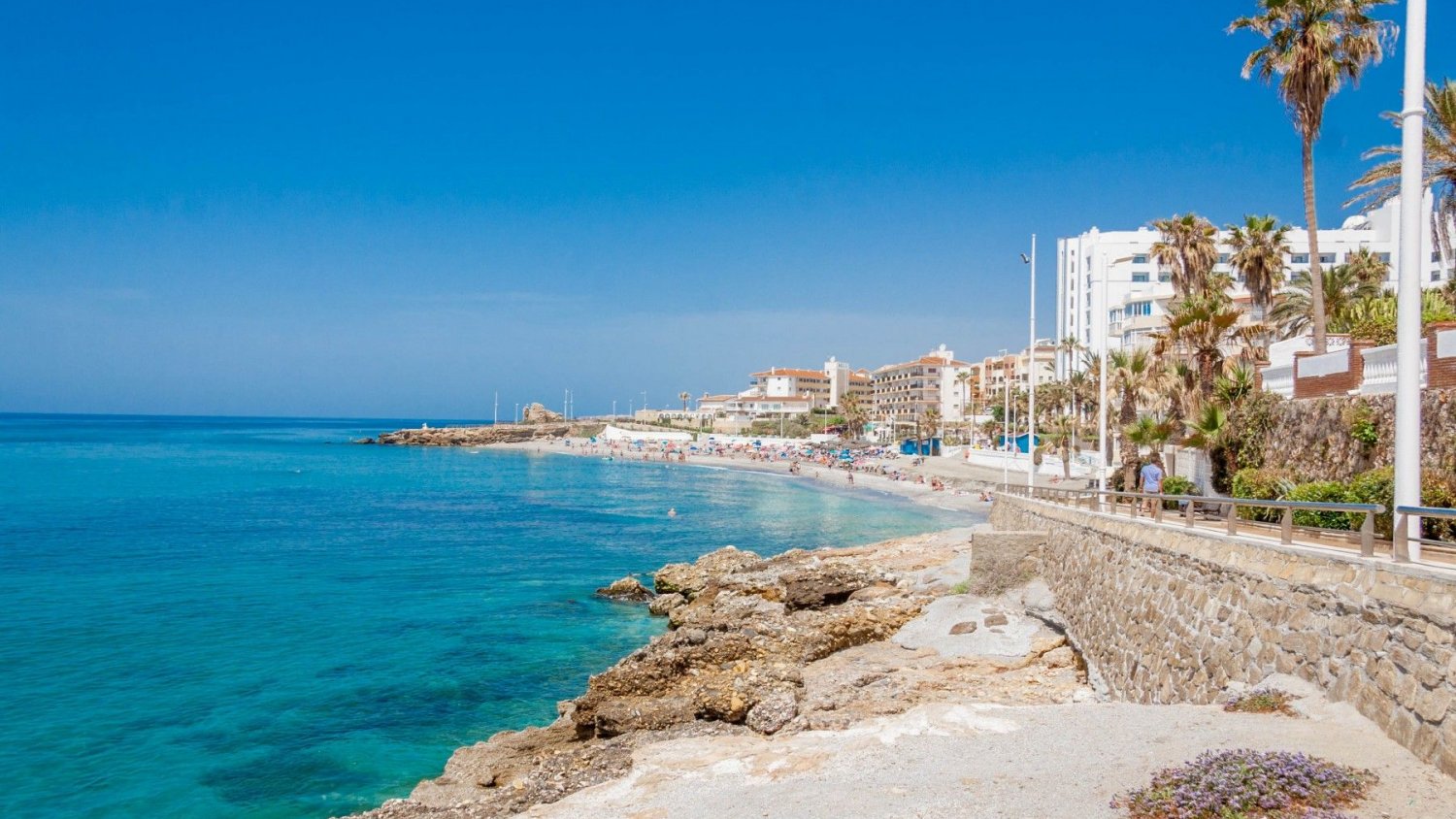 Localizan el cuerpo sin vida de un bañista en una playa de Nerja