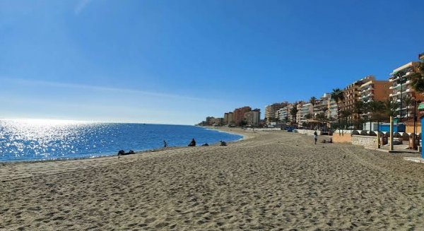 Encuentran el cuerpo sin vida de un hombre en una playa de Fuengirola tras la noche de San Juan
