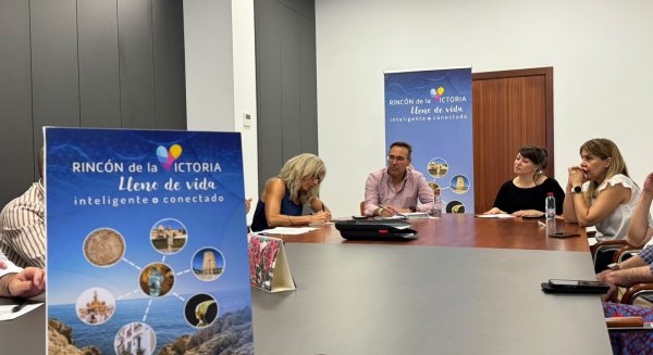 Rincón de la Victoria aglutina al sector turístico para presentar avances de `Destino Turístico Inteligente'