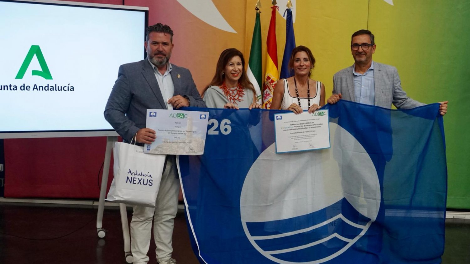 Mijas recibe cinco Banderas Azules por la calidad del agua y la seguridad de su litoral