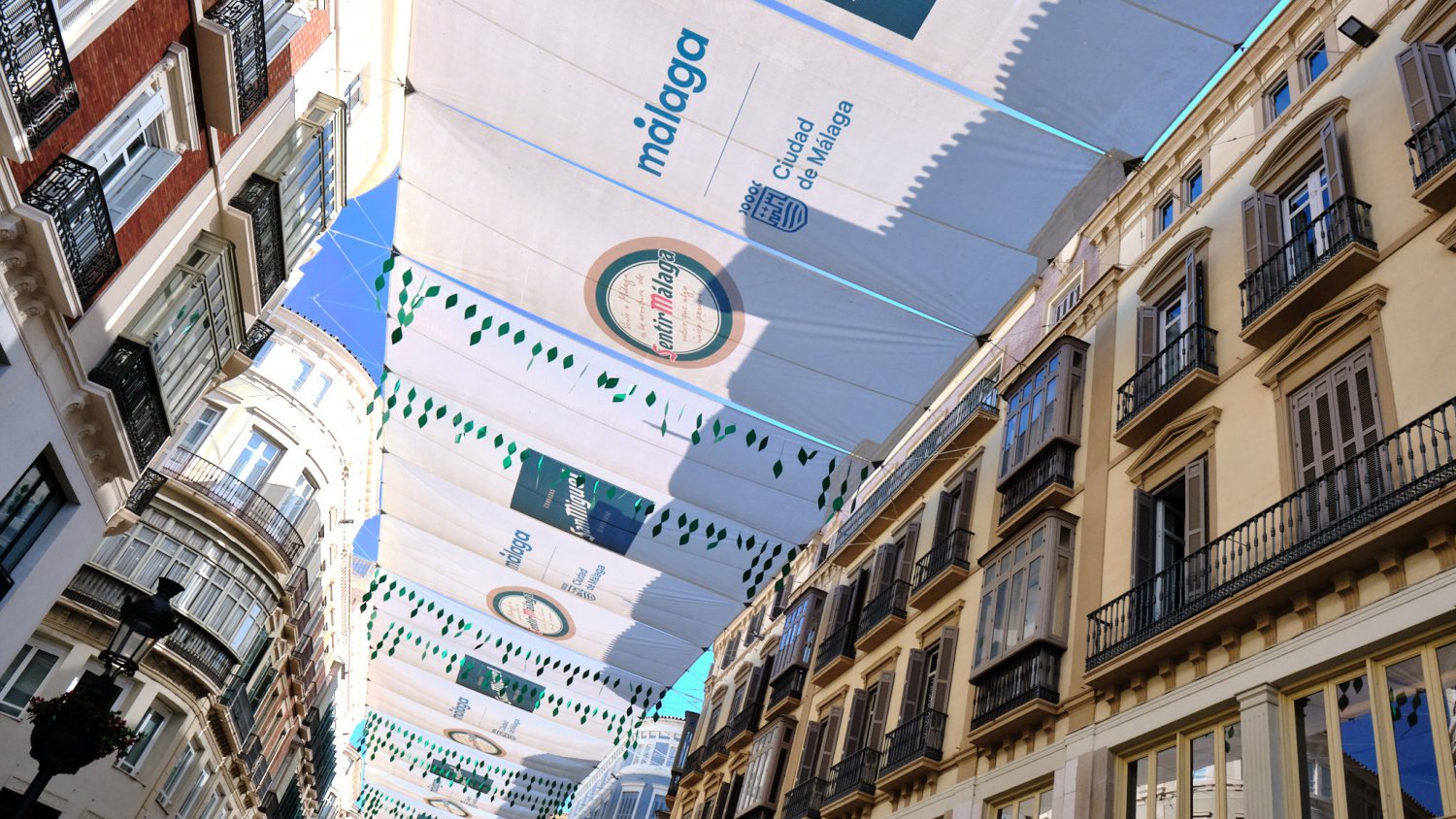 La calle Marqués de Larios instala toldos en el marco del patrocinio de la Feria con Mahou-San Miguel