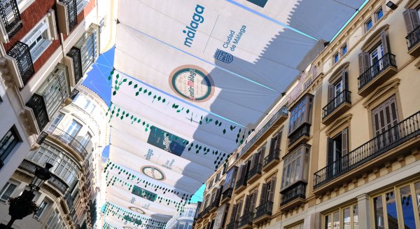 La calle Marqués de Larios instala toldos en el marco del patrocinio de la Feria con Mahou-San Miguel
